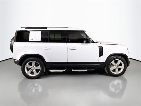 Used 2023 Land Rover Defender 110 SE image 4