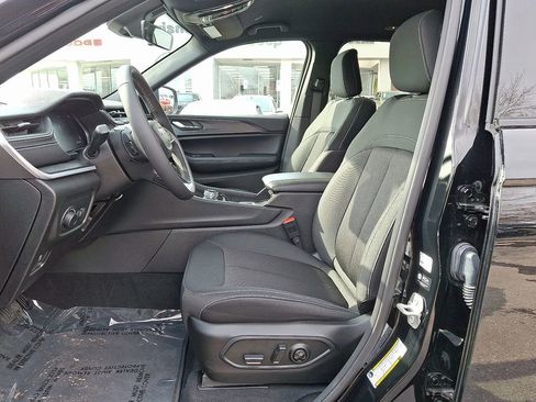 Used 2025 Jeep Grand Cherokee Laredo image 13