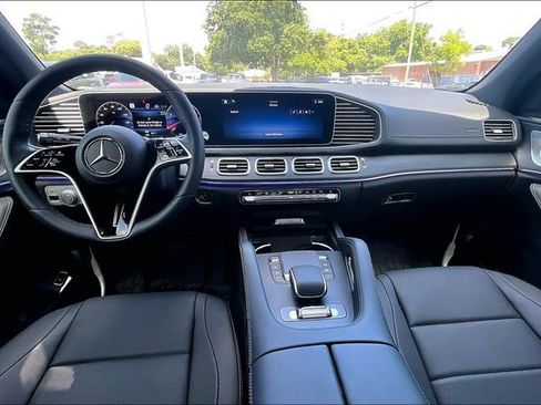 Used 2025 Mercedes-Benz GLS 450 4MATIC image 4