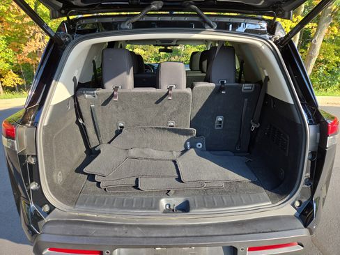 Used 2025 Nissan Pathfinder SV image 9