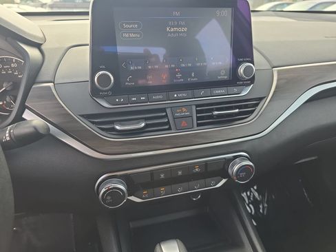 Used 2025 Nissan Altima 2.5 SV FWD image 12