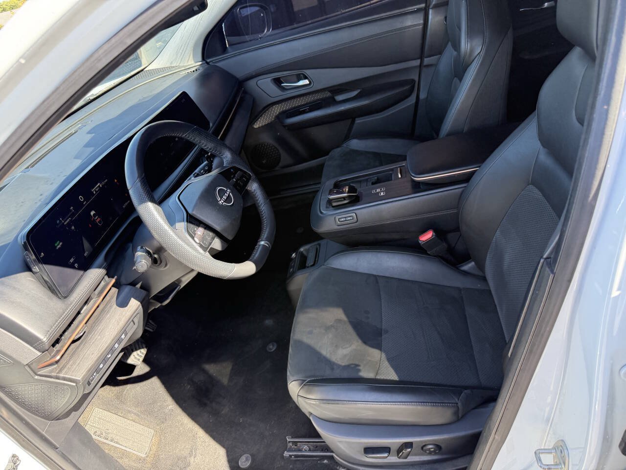 Used 2024 Nissan Ariya AWD image 17