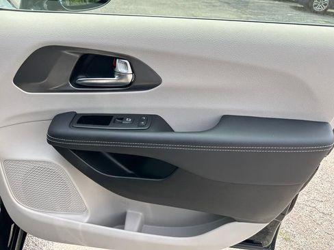 Used 2024 Chrysler Pacifica Select image 22