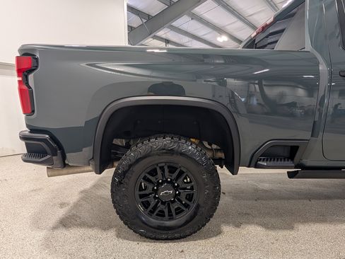 Used 2025 Chevrolet Silverado 2500 ZR2 w/ Technology Package image 11