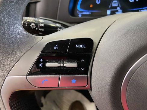 Used 2025 Hyundai Elantra SE image 22