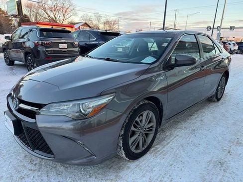 Used 2016 Toyota Camry SE image 3