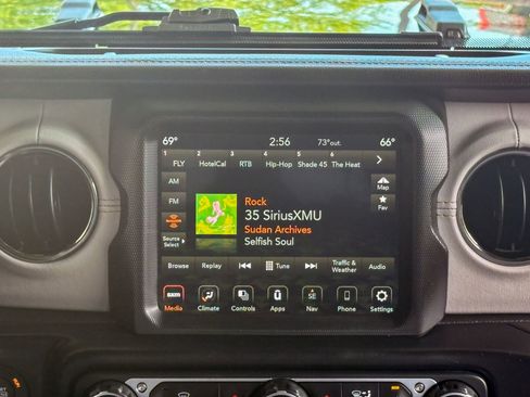 Used 2022 Jeep Wrangler Unlimited Sahara AWD/4WD image 13