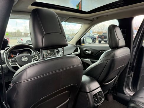 Used 2017 Jeep Cherokee Overland AWD/4WD image 32