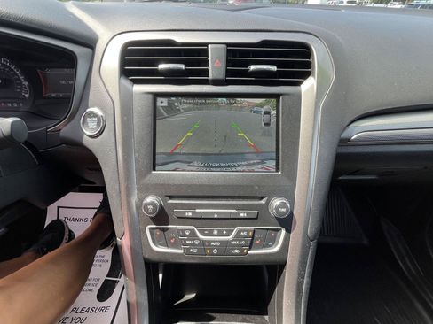 Used 2018 Ford Fusion SE w/ Fusion SE Technology Package FWD image 11