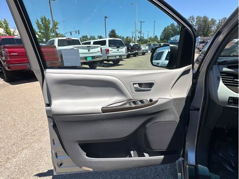 Used 2015 Toyota Sienna XLE w/ XLE Navigation Package FWD image 15