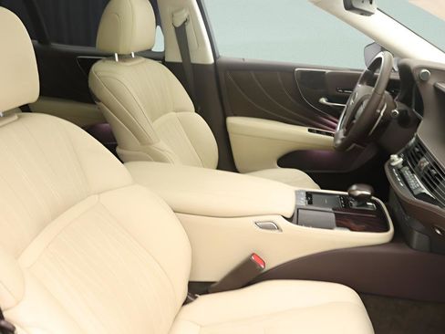 Used 2018 Lexus LS 500 w/ Interior Upgrade Package RWD image 28