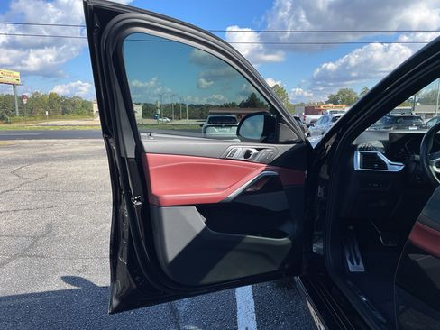 Used 2024 BMW X6 xDrive40i w/ Executive Package image 8