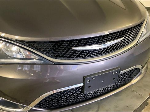 Used 2017 Chrysler Pacifica Touring-L Plus FWD image 28