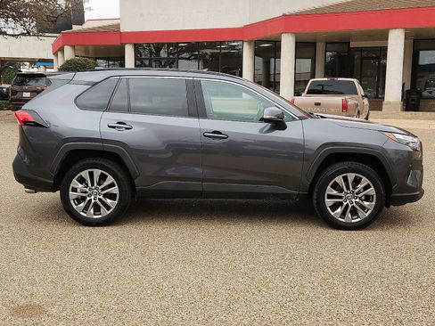 Used 2023 Toyota RAV4 XLE Premium image 5