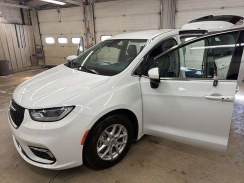 Certified 2023 Chrysler Pacifica Touring-L FWD image 1