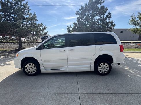 Used 2016 Dodge Grand Caravan SE w/ Quick Order Package 29E SE FWD image 4