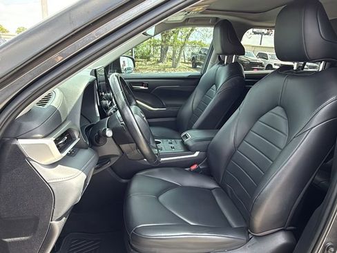 Used 2023 Toyota Highlander XLE FWD image 13