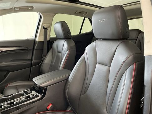 Certified 2022 Buick Envision Essence w/ Sport Touring Package image 21