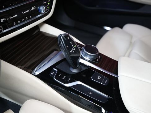 Used 2020 BMW 530i RWD image 21