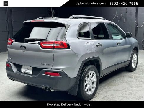 Used 2018 Jeep Cherokee Sport w/ Cold Weather Group AWD/4WD image 7