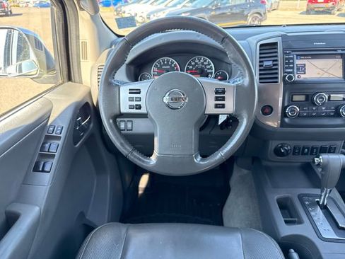 Used 2014 Nissan Frontier SL w/ SL Moonroof Package image 18