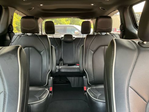 Used 2025 Chrysler Pacifica Limited FWD image 27