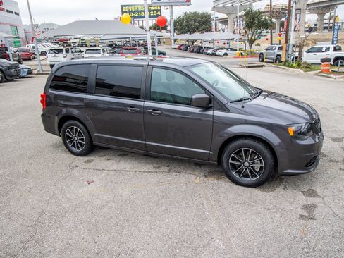 Used 2018 Dodge Grand Caravan SE image 6