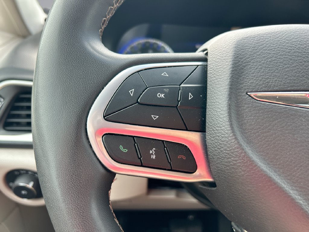 Used 2024 Chrysler Pacifica Touring-L FWD image 16