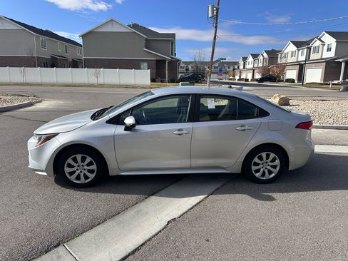 Used 2020 Toyota Corolla LE image 3