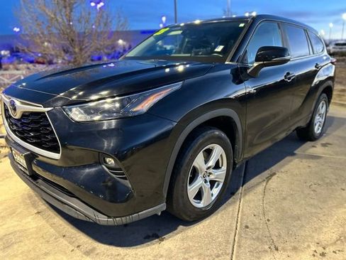 Used 2023 Toyota Highlander LE image 3