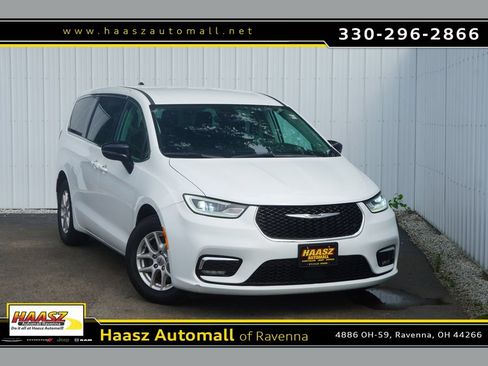 Used 2024 Chrysler Pacifica Touring-L FWD image 1