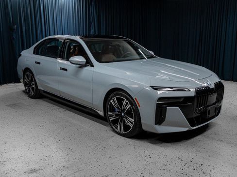 Used 2024 BMW i7 xDrive60 image 3