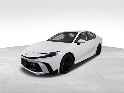 Used 2025 Toyota Camry SE FWD image 2