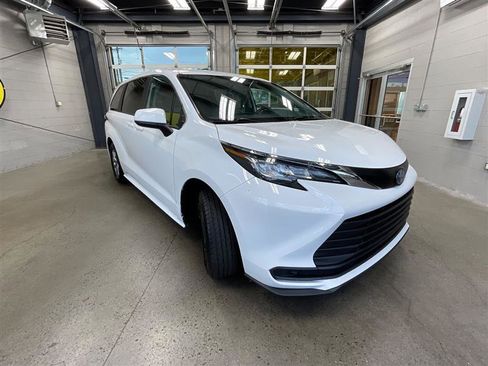 Used 2023 Toyota Sienna LE AWD/4WD image 7