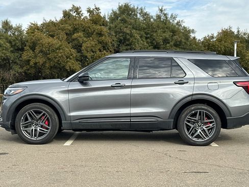 Used 2025 Ford Explorer ST-Line w/ ST-Line Street Pack image 7