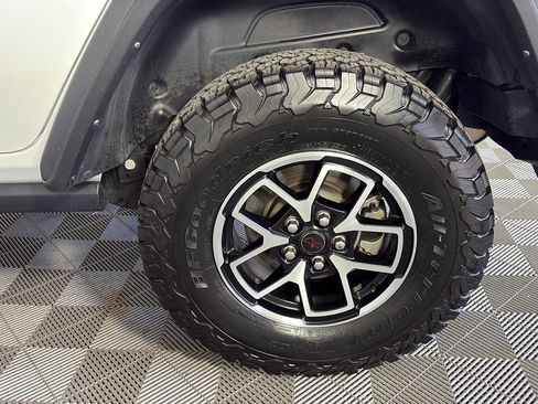 Used 2024 Jeep Wrangler Unlimited Rubicon AWD/4WD image 14