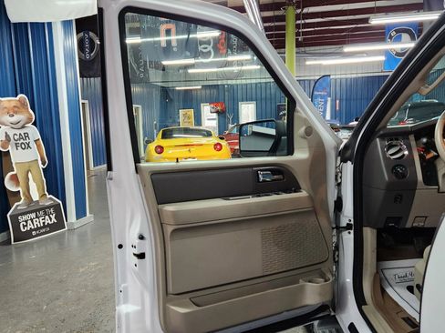 Used 2014 Ford Expedition XLT image 9
