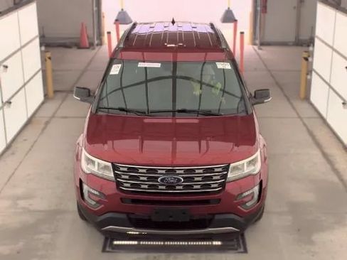 Used 2017 Ford Explorer XLT w/ Equipment Group 202A AWD/4WD image 2