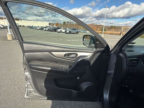 Used 2020 Nissan Rogue Sport S image 24