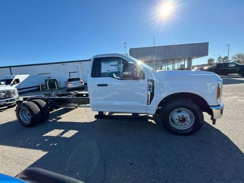 New 2026 Ford F350 XL w/ XL Chrome Package image 4