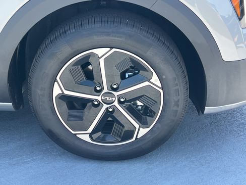 New 2026 Kia Niro EX FWD image 12