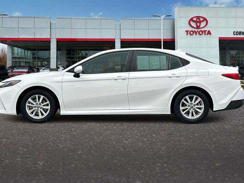 Used 2025 Toyota Camry LE image 7