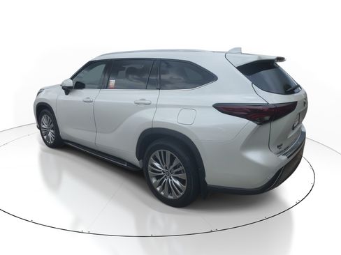 Certified 2024 Toyota Highlander Platinum FWD image 8