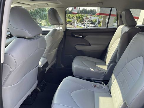 Certified 2024 Toyota Highlander XLE AWD/4WD image 13