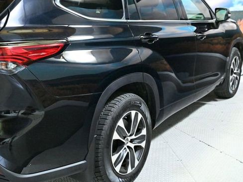 Used 2022 Toyota Highlander XLE AWD/4WD image 9