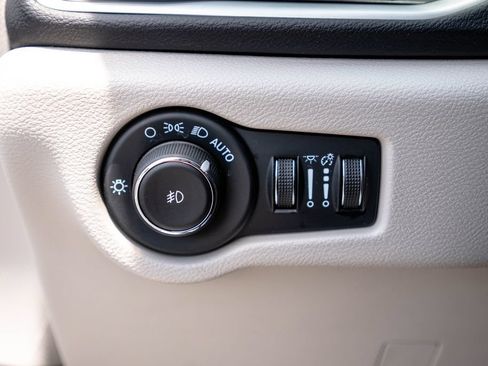 Used 2024 Chrysler Pacifica Touring-L FWD image 22