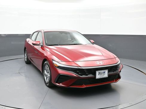 Certified 2024 Hyundai Elantra SE FWD image 3