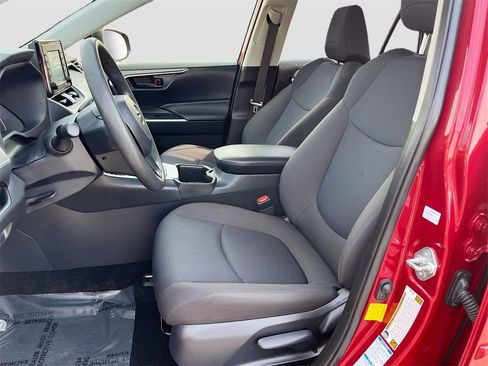 Used 2022 Toyota RAV4 LE image 19