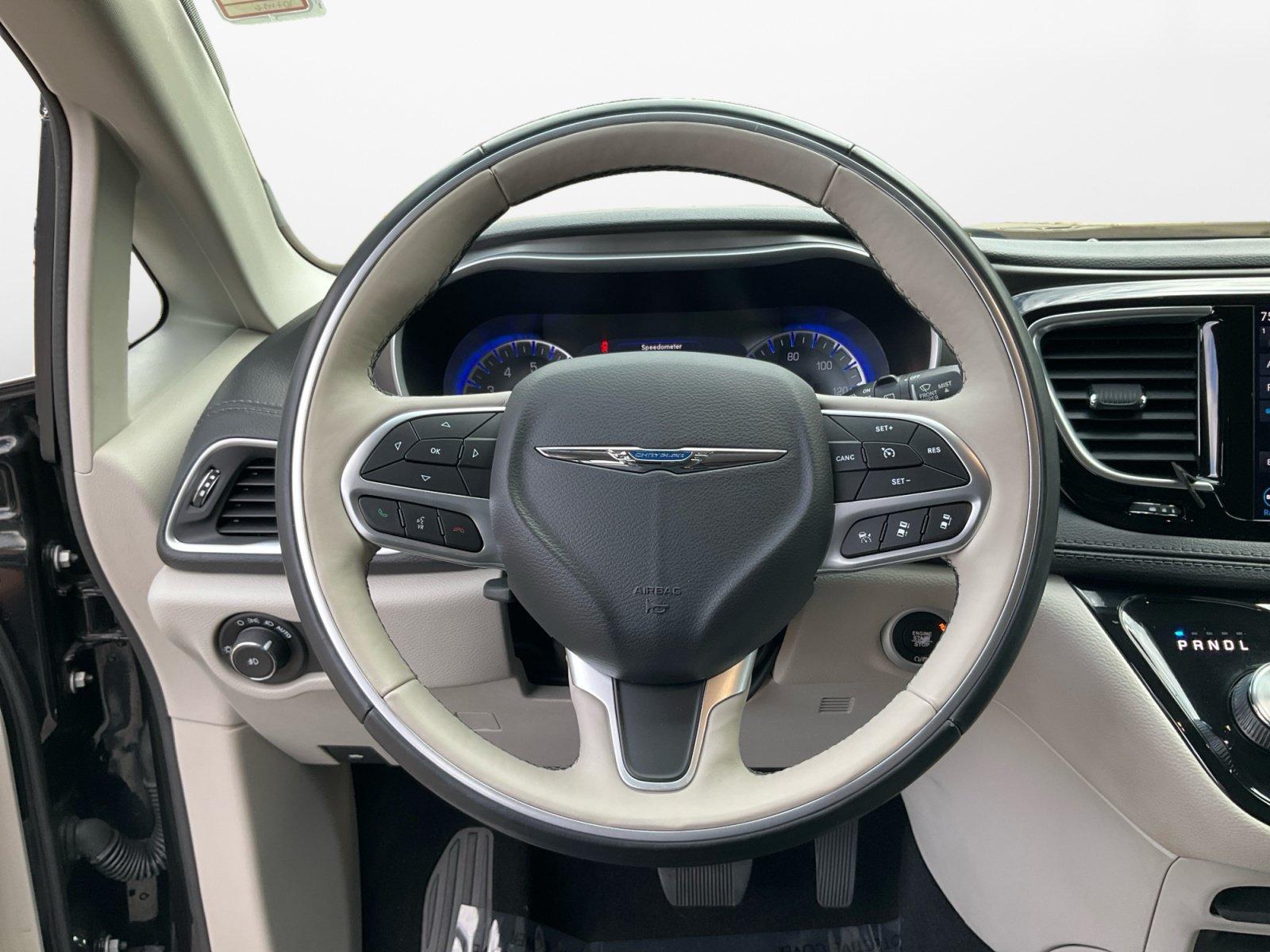 Used 2018 Chrysler Pacifica Limited w/ Advanced Safetytec Group FWD image 14