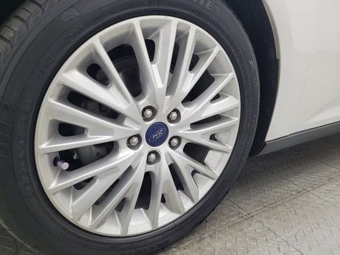 Used 2018 Ford Focus Titanium w/ Titanium Technology Package image 31